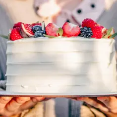 Biały tort z owocami leśnymi i figą. Idealny moment, kiedy udekorować tort, by zachwycił wszystkich.