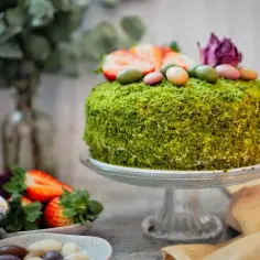 Zielony tort z truskawkami i cukierkami, jak zrobić mech na tort.