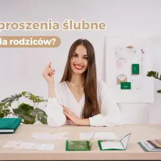 Uśmiechnięta kobieta przy biurku z zaproszeniami ślubnymi. Czy rodzicom daje się zaproszenie na ślub? Tak, to ważny gest.