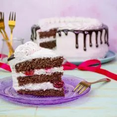 Pyszny tort czekoladowy z kremem i wiśniami. Zastanawiasz się, ile dni może stać tort w lodówce? Ten wygląda apetycznie!