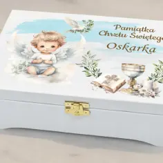 Biała szkatułka z aniołkiem i symbolami chrztu.