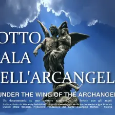 Rzeźba archanioła z aniołem pod skrzydłami. Tytuł filmu: Sotto l'ala dell'arcangelo.