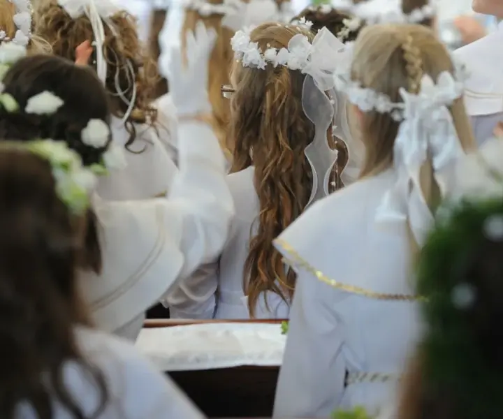 Ile się daje na komunie jako chrzestny? Poznaj zwyczaje i kwoty