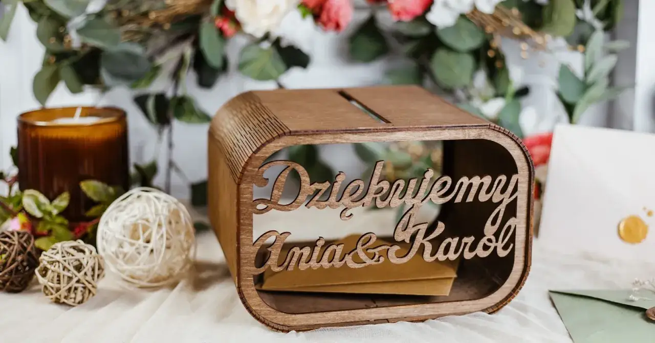 Drewniana skrzynka z napisem 