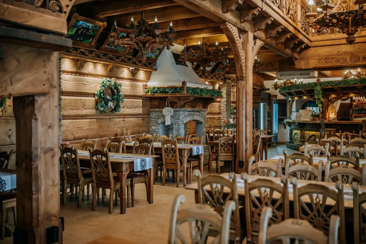Drewniana, przytulna restauracja 