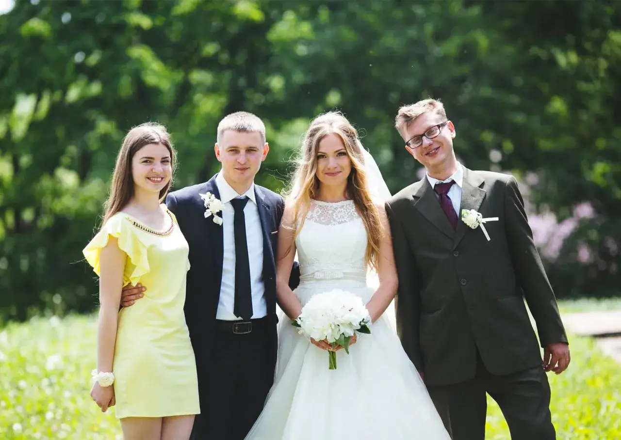 Para ślubna z dwoma świadkami, młoda para i ich przyjaciele, czy można mieć dwóch świadków na ślubie?