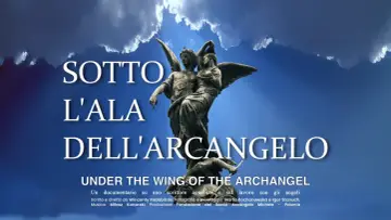 Rzeźba archanioła z aniołem pod skrzydłami. Tytuł filmu: Sotto l'ala dell'arcangelo.