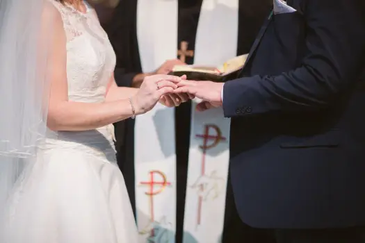 Ślub kościelny z krewnym? Sprawdź zasady i dyspensę