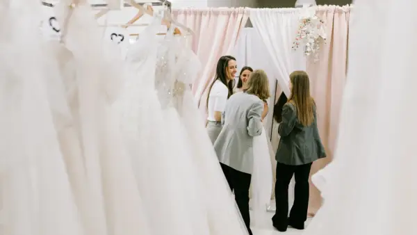 Kiedy szukać sukni ślubnej? Idealny harmonogram 9-12 miesięcy