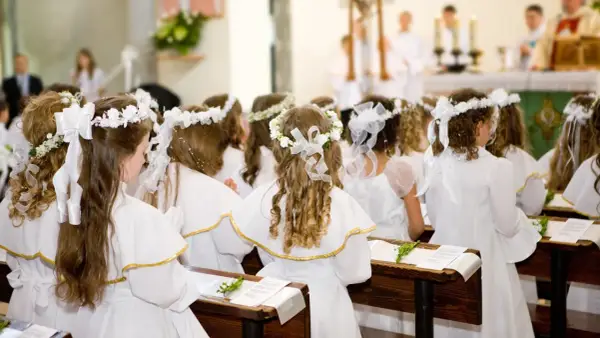 Kiedy komunia święta? Poznaj terminy i zasady w Polsce