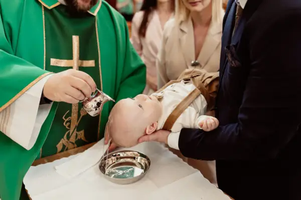 Ile trwa chrzest w kościele? Sprawdź czas ceremonii i przebieg