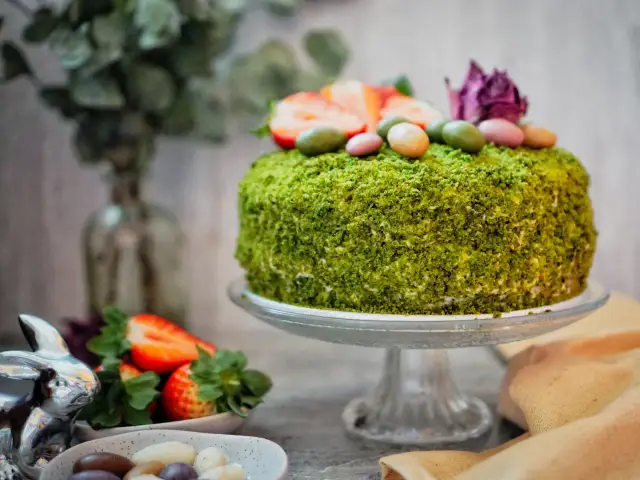 Zielony tort z truskawkami i cukierkami, jak zrobić mech na tort.