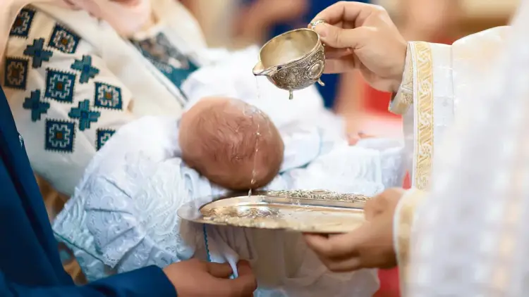 Ile kosztuje chrzest? Poznaj zasady "co łaska" i realne stawki